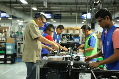 Entregan becas de trabajo a trabajadores