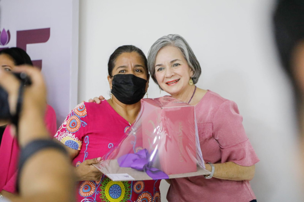 Entrega María de Villarreal 11 prótesis de mama a mujeres sobrevivientes de cáncer 