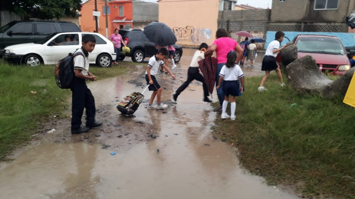 Lluvias generan alarma en escuelas ante el temor de inundación
