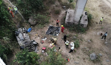 Se registra en Veracruz volcadura de vehículo que transportaba migrantes; hay al menos 2 muertos y 15 heridos 