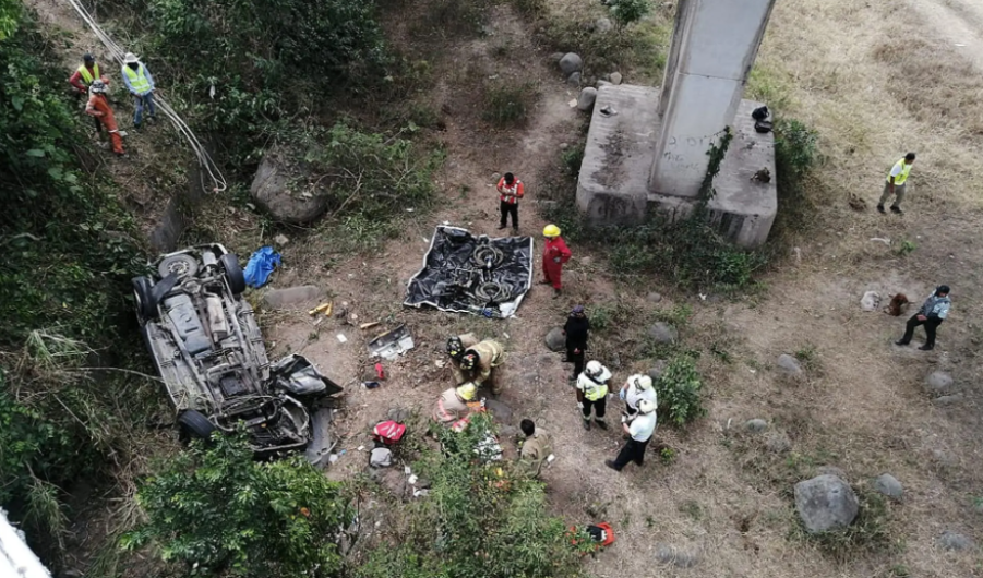 Se registra en Veracruz volcadura de vehículo que transportaba migrantes; hay al menos 2 muertos y 15 heridos 