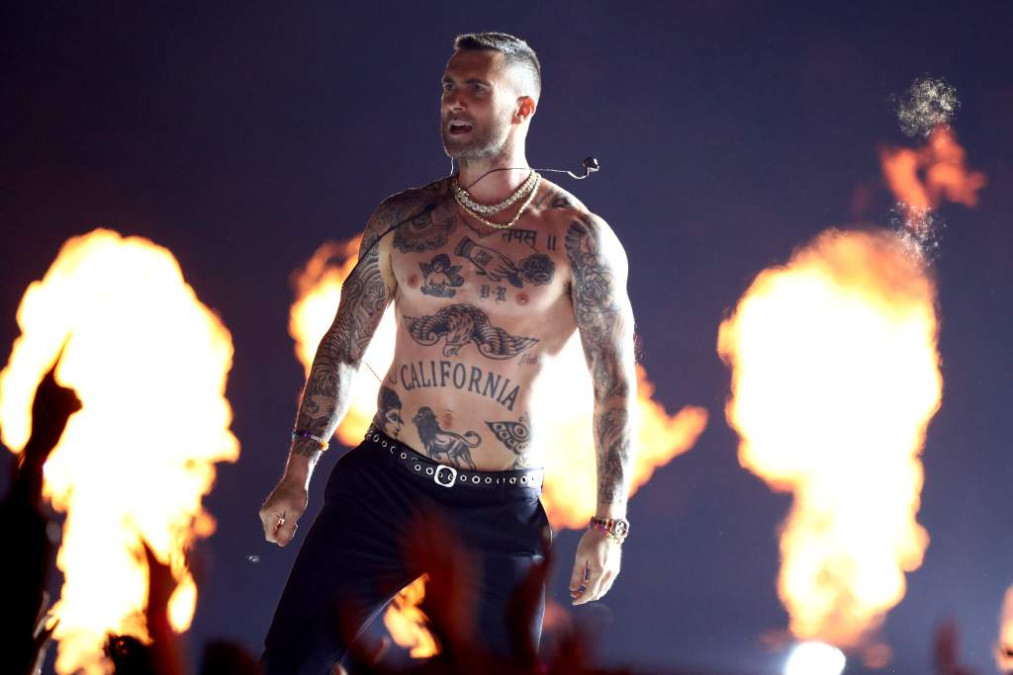 Adam Levine responde a críticas tras actuación en el Super Bowl