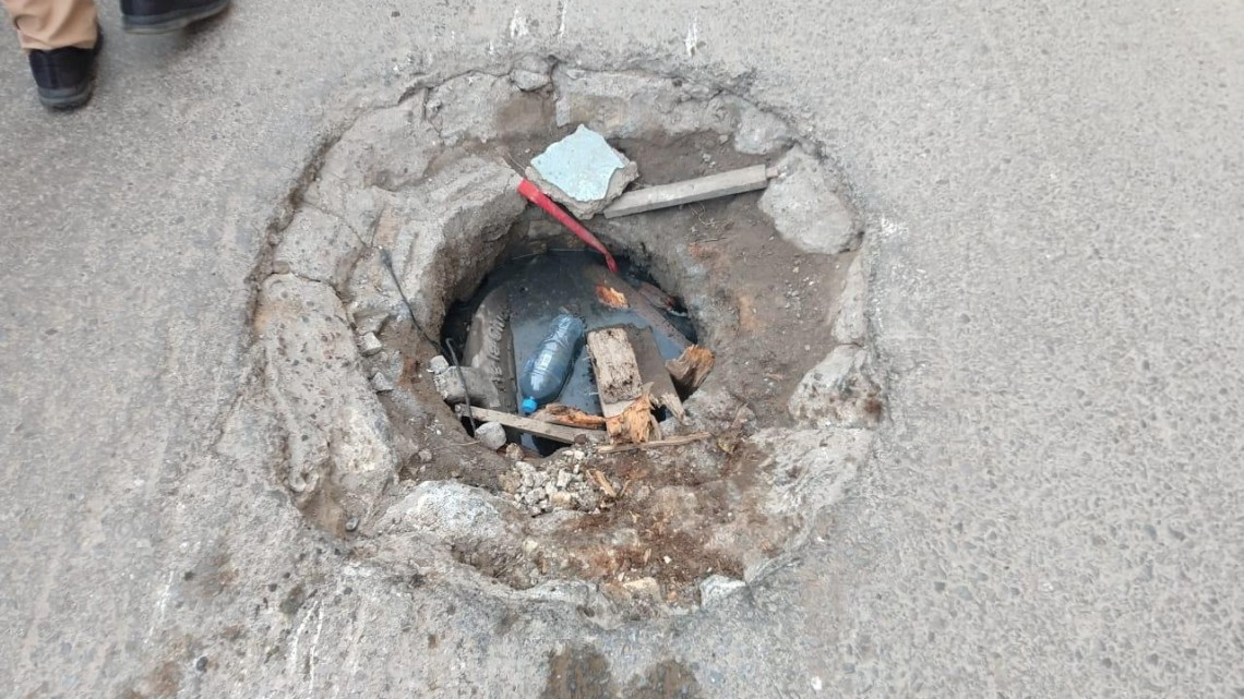 Cae motociclista en alcantarilla y sale lesionado 