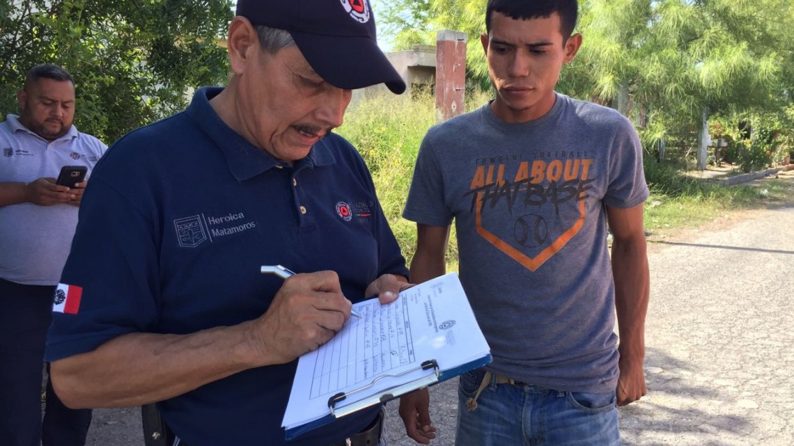Reparten kits de limpieza y despensas a familias afectadas por inundaciones