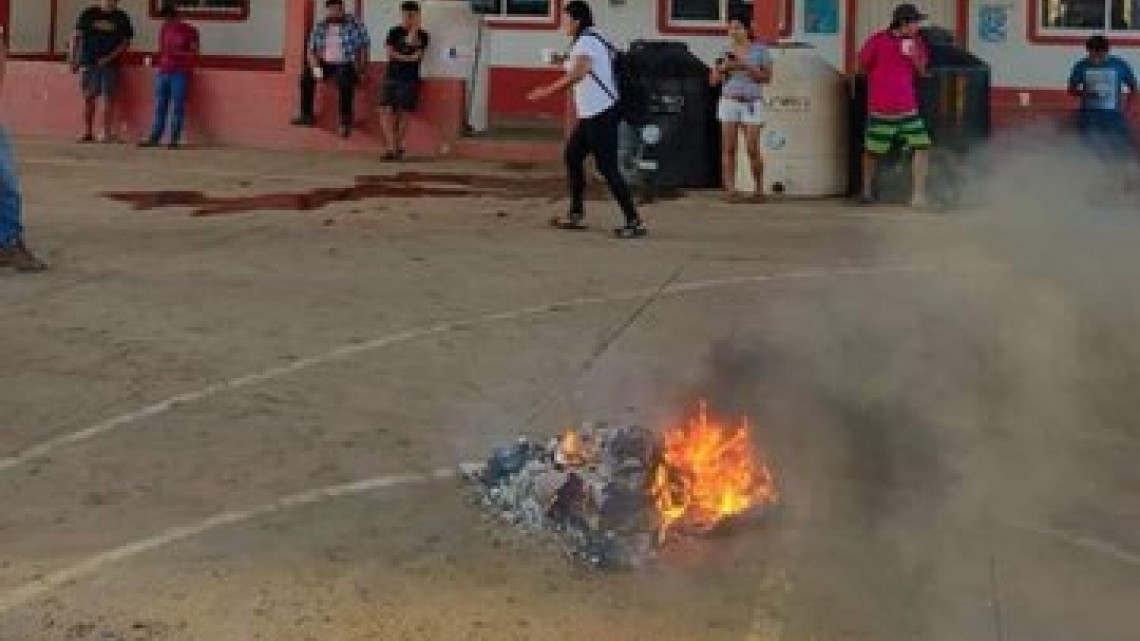 Damnificados por huracán "Agatha" en Oaxaca queman boletas durante jornada electoral