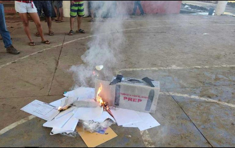 Damnificados por huracán "Agatha" en Oaxaca queman boletas durante jornada electoral