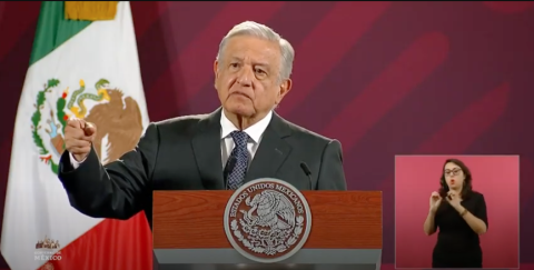 Critica AMLO a calificadoras por bajar nota crediticia de Pemex