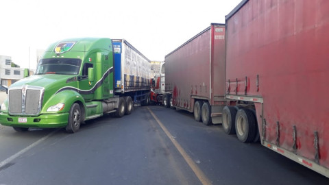 Chocan dos trailers en libramiento poniente de Tampico