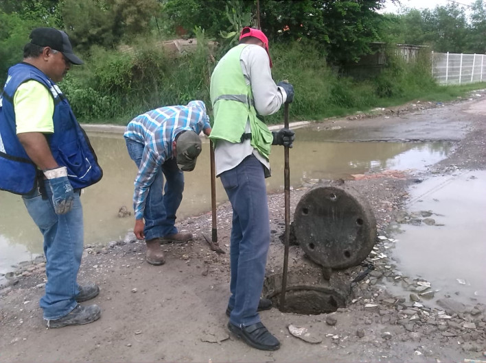 Limpieza en drenajes de Balcones de Alcalá y Aquiles Serdán