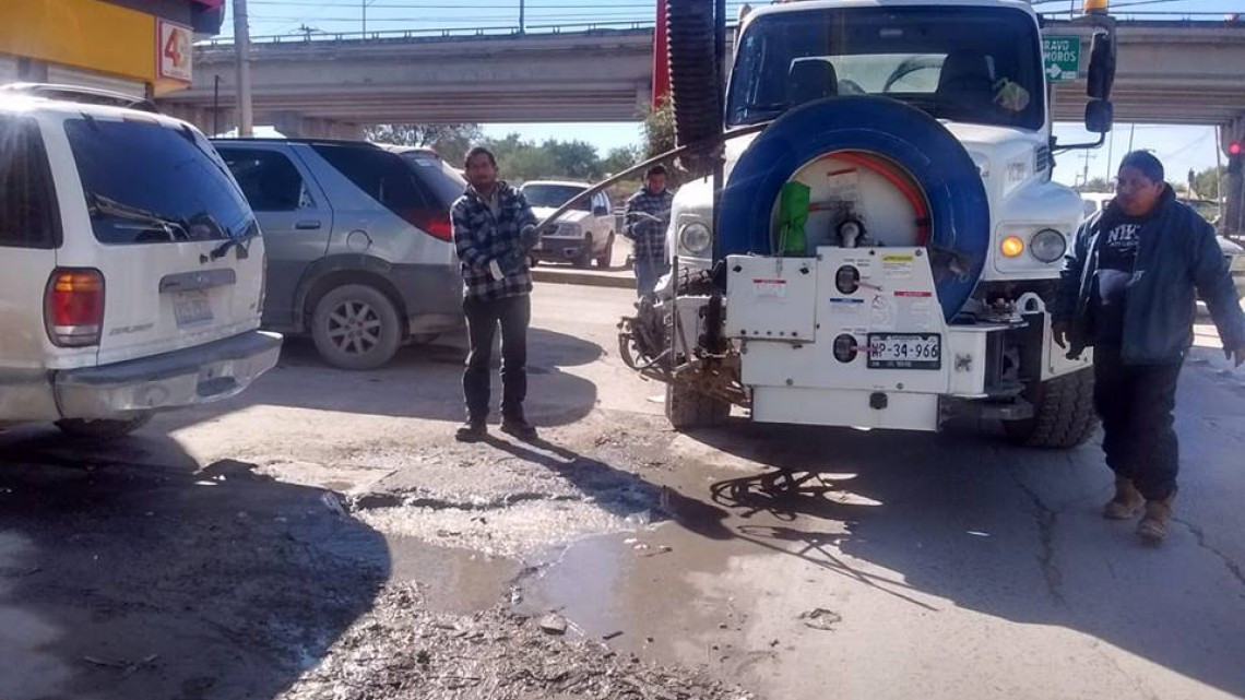 Comapa trabaja con equipo vactor