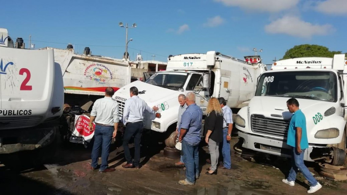 Encuentran camiones de basura saqueados y abandonados 