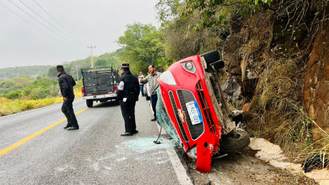 Choque con volcadura a la altura del Ejido “La Angostura