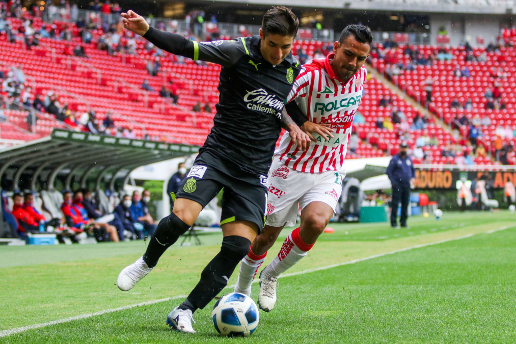 Con polémica, Chivas vence a Necaxa en el Akron 