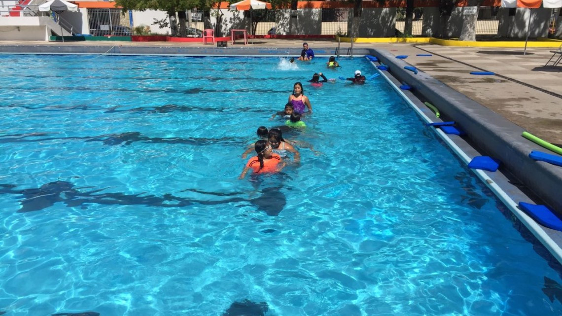 Reciben a 200 camperos en la alberca Chávez 