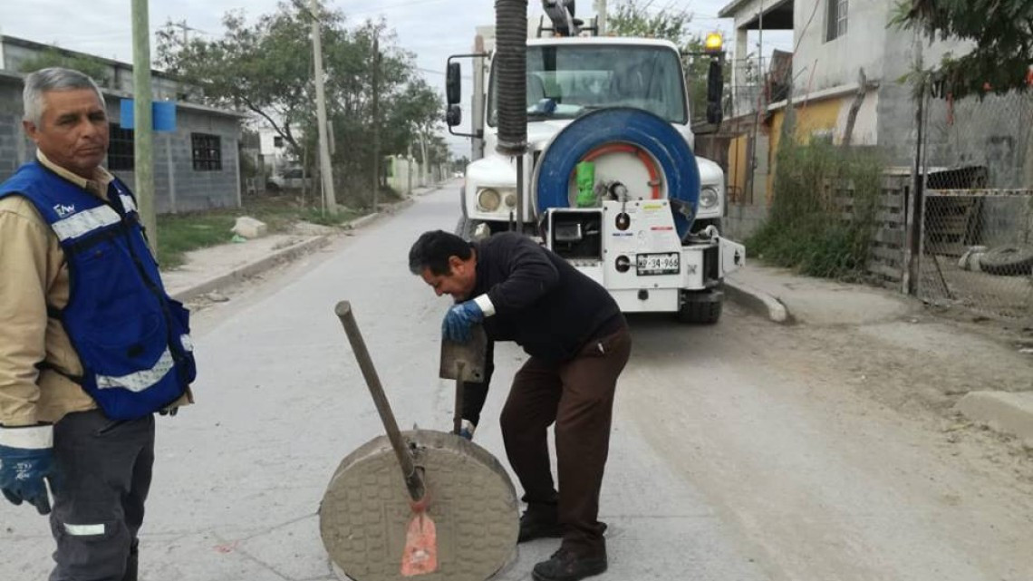 Comapa trabaja con equipo vactor