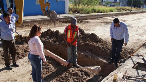 Alcaldesa supervisa avance de obra en avenida 