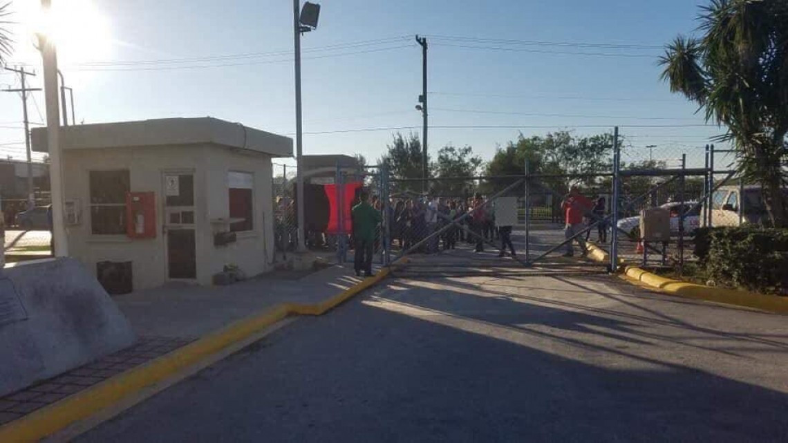 Instalan banderas en fábricas; obreros inician huelga masiva