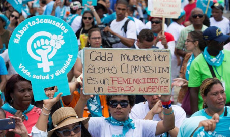 Marchan por la despenalización del aborto necesario en Santo Domingo