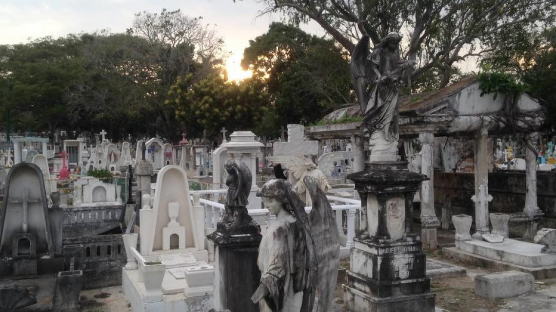 Por día de las madres dan mantenimiento a panteones