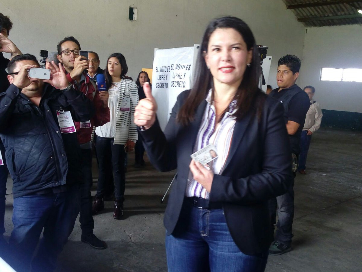 La candidata Teresa Castell vota en Lerma