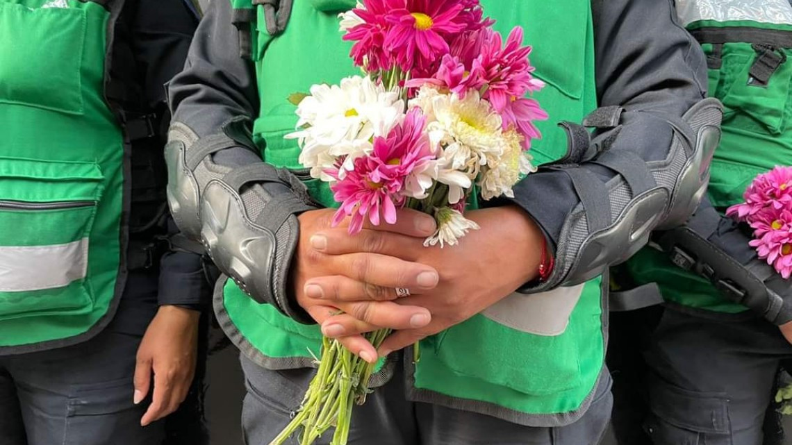 8M: Feministas regalan flores a mujeres policías durante marcha