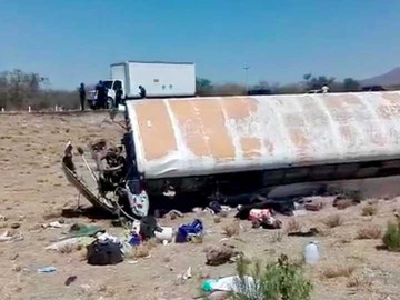 Mueren dos en volcadura de autobús, hay 43 heridos