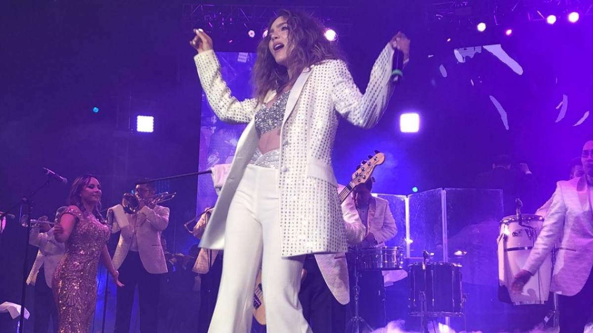 Belinda en el escenario junto a Los Ángeles Azules 