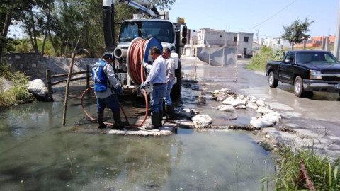 Labora COMAPA en mantenimiento de pozos de visita