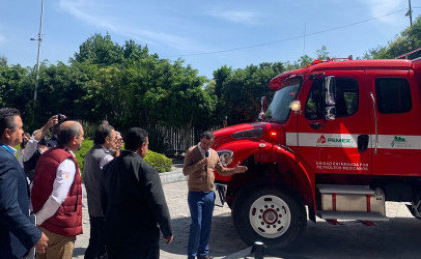 PEMEX entrega 5 camiones de bomberos todo terreno 