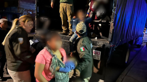 Rescatan en Puebla a 231 migrantes de Guatemala y El Salvador en un tráiler