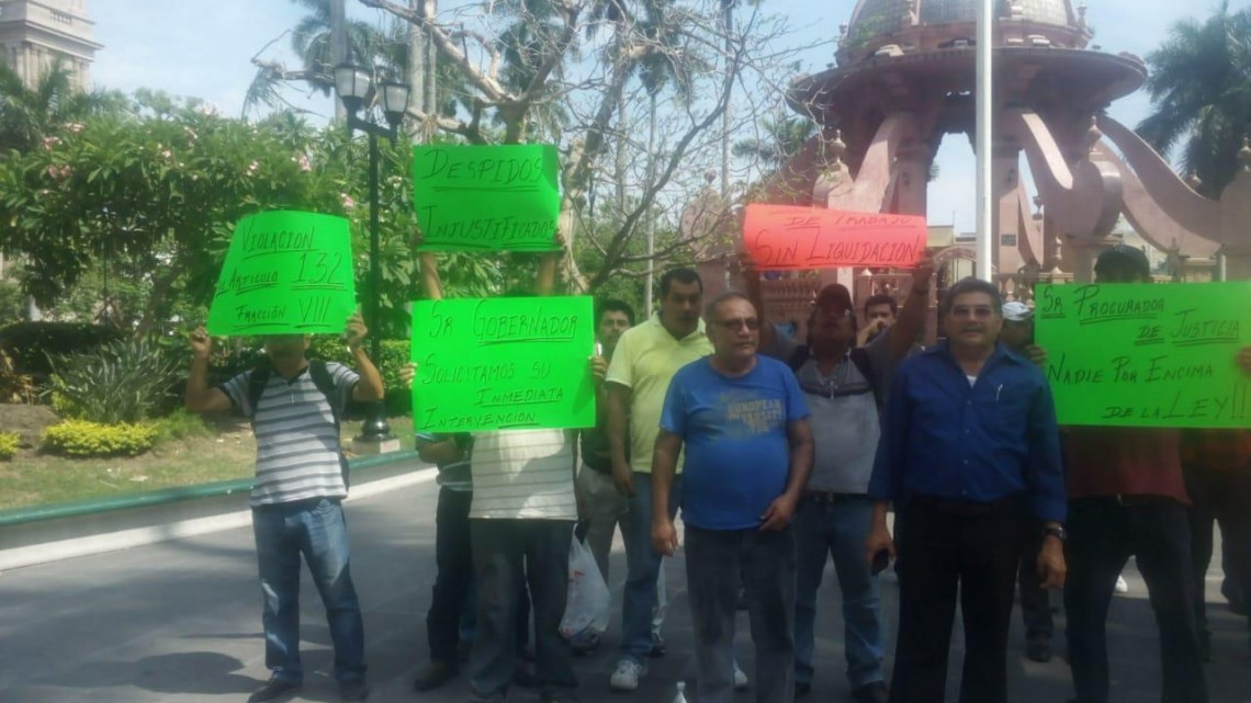 Ex trabajadores del Ayuntamiento hacen plantón frente a presidencia