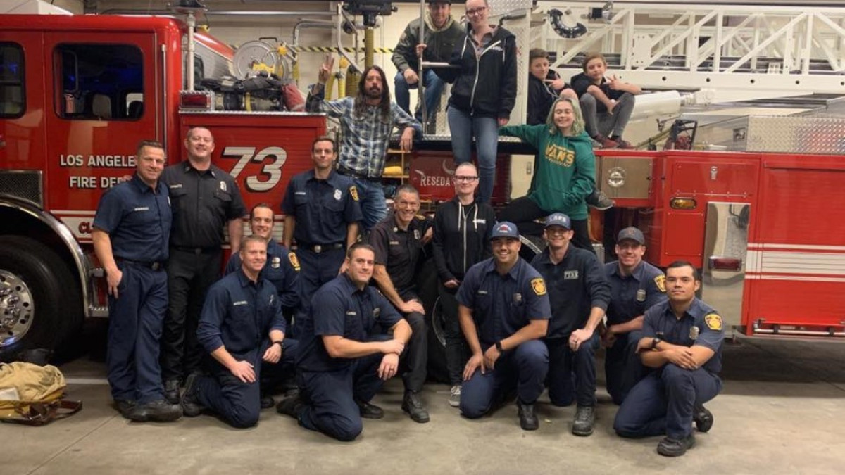 Dave Grohl prepara asado para los bomberos en California
