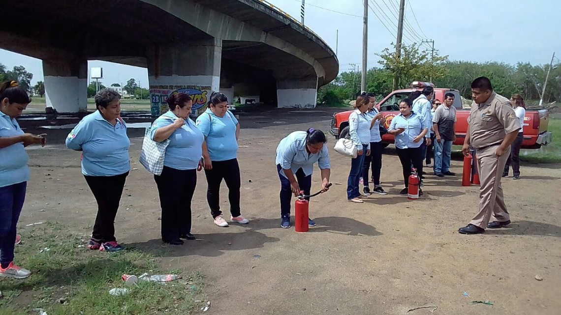Capacita Bomberos a personal del DIF contra incendios