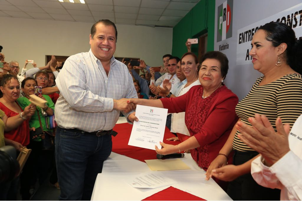Recibe Oscar Almaraz constancia como candidato por Victoria