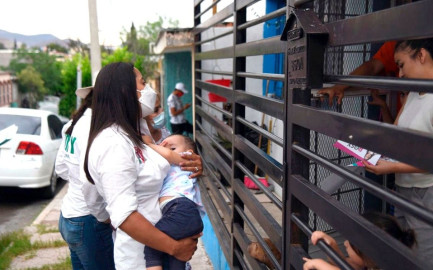 Candidata en Chihuahua pide votar por ella mientras amamanta a su bebé