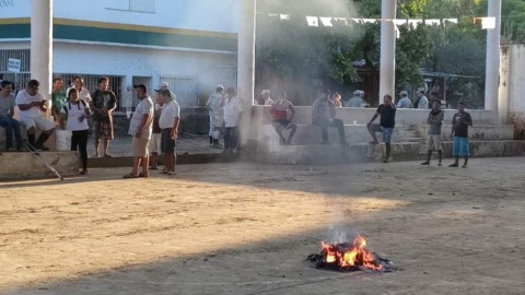 Damnificados por huracán "Agatha" en Oaxaca queman boletas durante jornada electoral