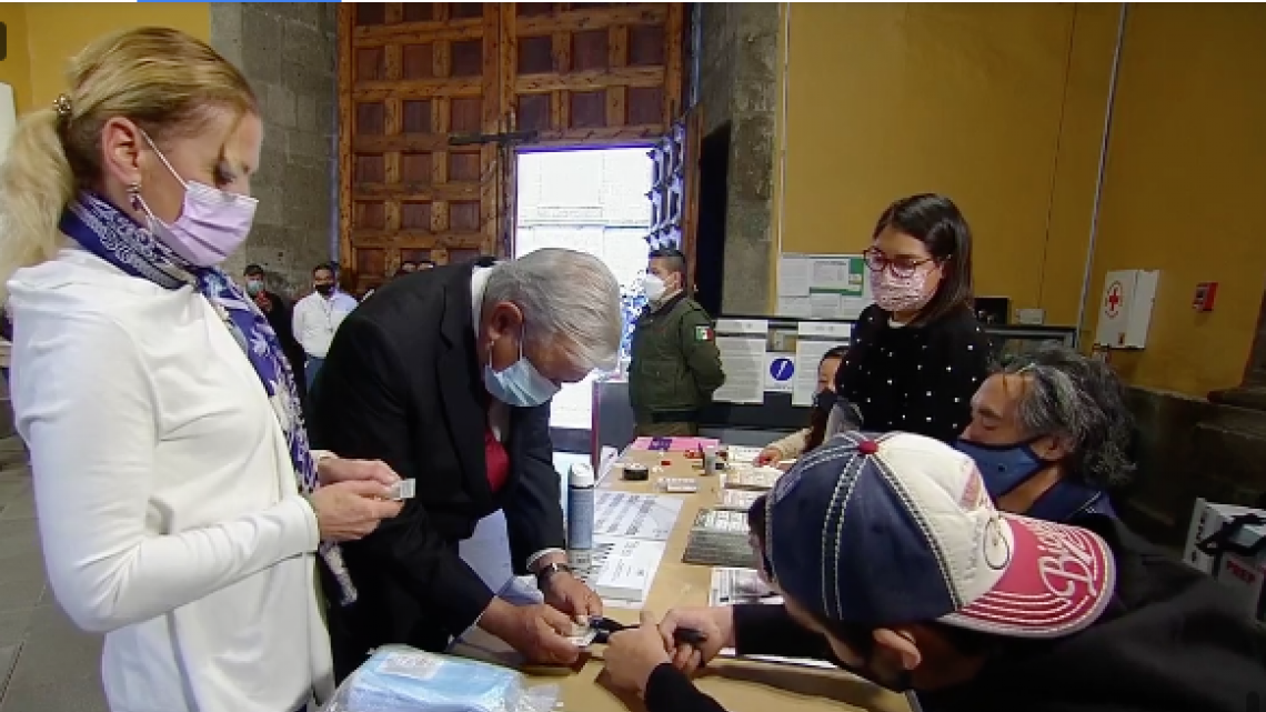 Emite AMLO su voto en el Museo de Arte de la SHCP 