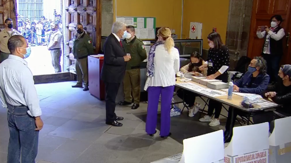 Emite AMLO su voto en el Museo de Arte de la SHCP 