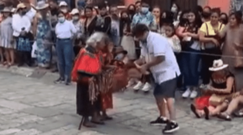 Arma colecta para dos abuelitas en desfile de La Guelaguetza