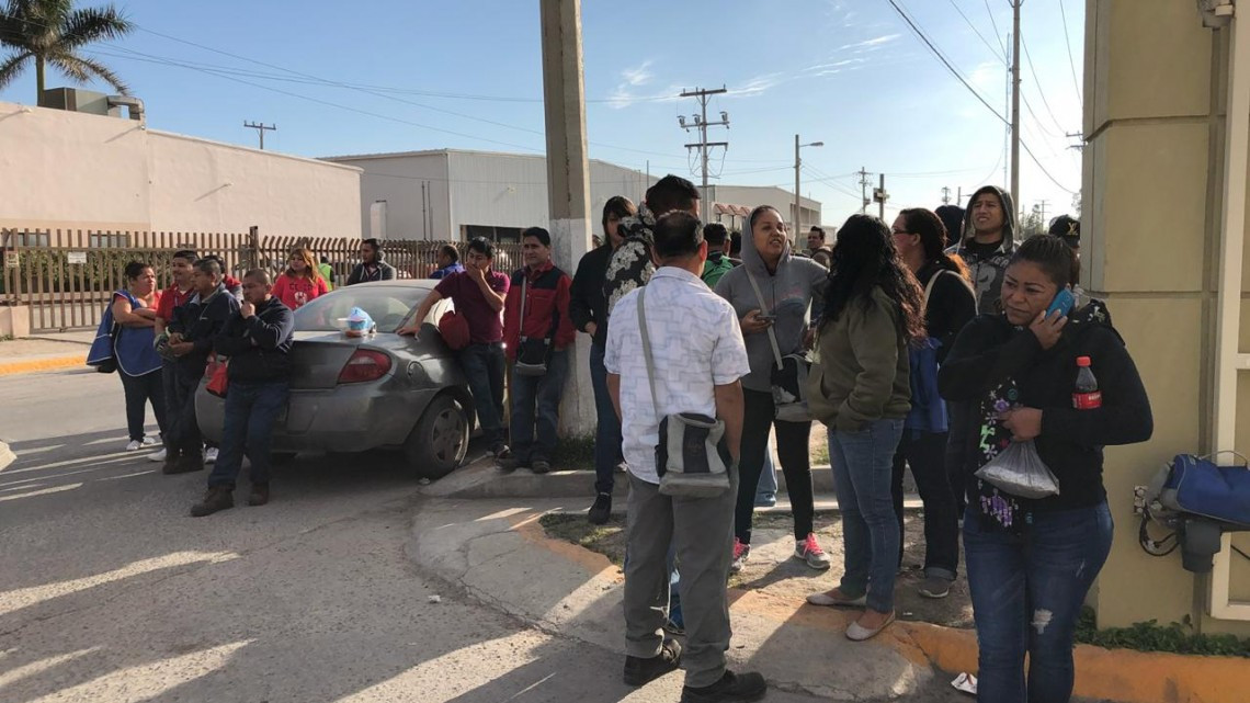 Luchan obreros por aumento salarial y bono anual 