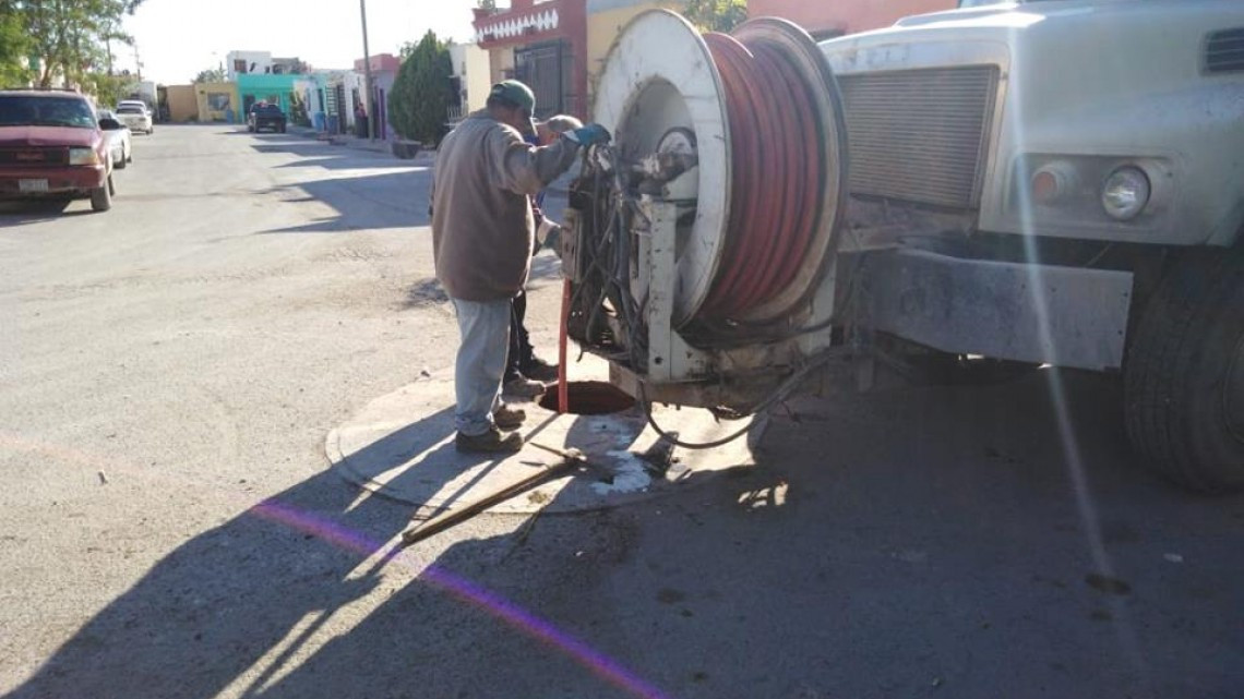 Comapa trabaja con equipo vactor