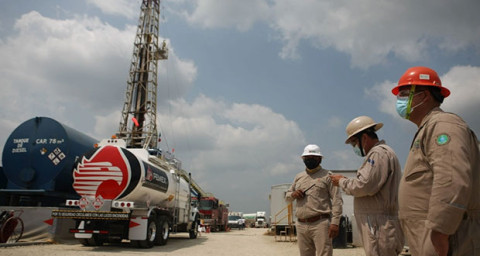 Controla PEMEX fuga de aceite en Comalcalco, Tabasco