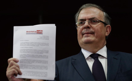 Celebra AMLO decisión de Ebrard de permanecer en Morena