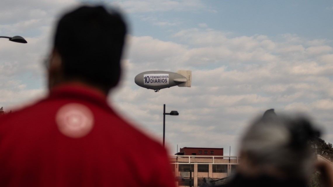 "Nos ponen muros, vallas y granaderos. Subimos al cielo", protestan por feminicidios con Zeppelin sobrevolando por la CDMX 