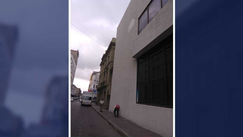 Se desprende revoque de fachada de Bancomer