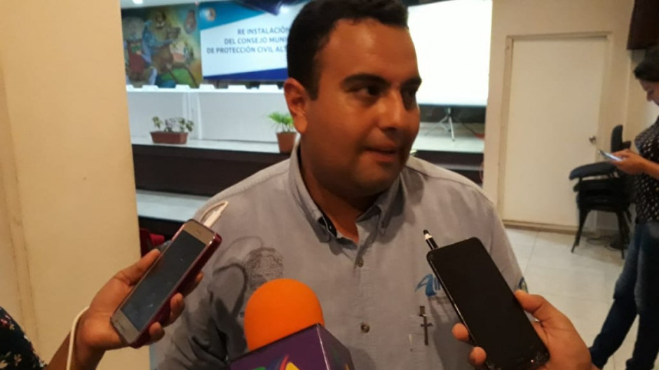 Uso de celulares al manejar eleva incidencia de percances viales