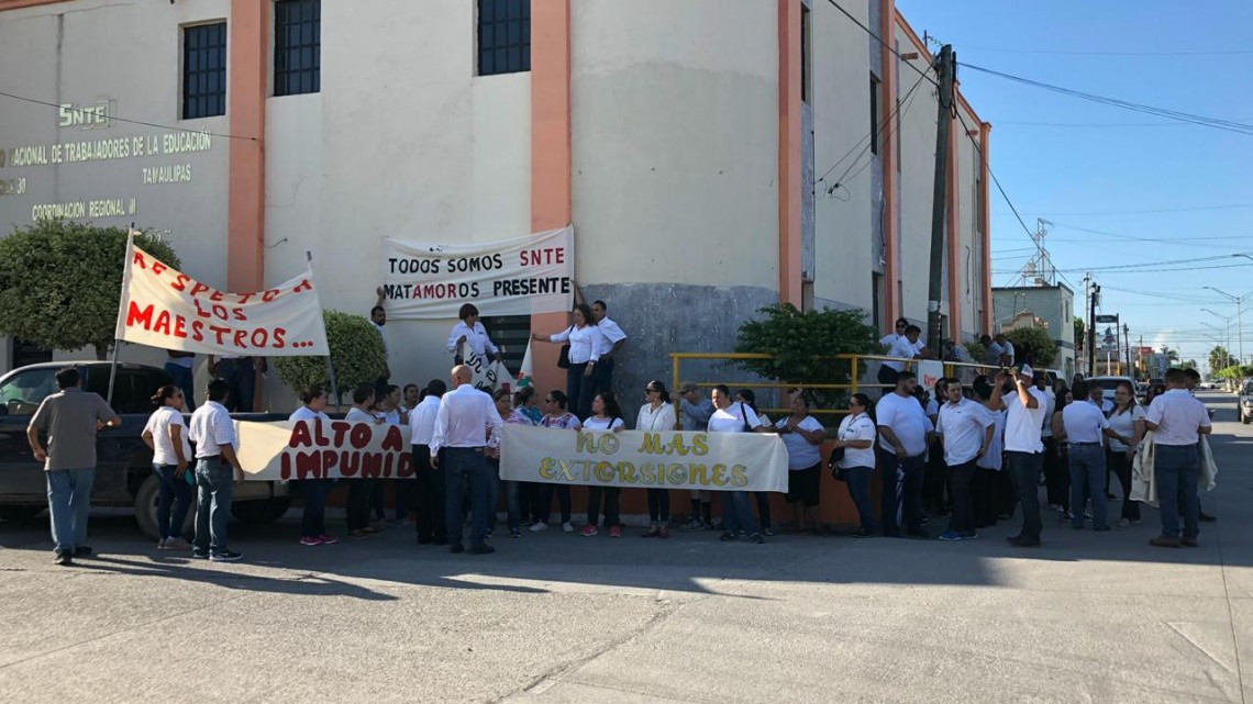 Marchan maestros para exigir seguridad 