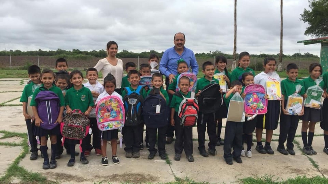 Donan libros a escuelas rurales