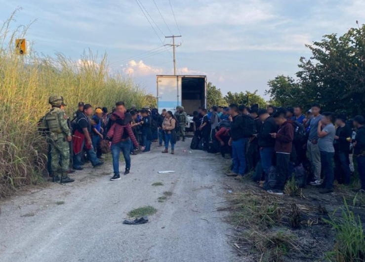 Rescatan INM y GN a 82 migrantes en camión abandonado en Chiapas