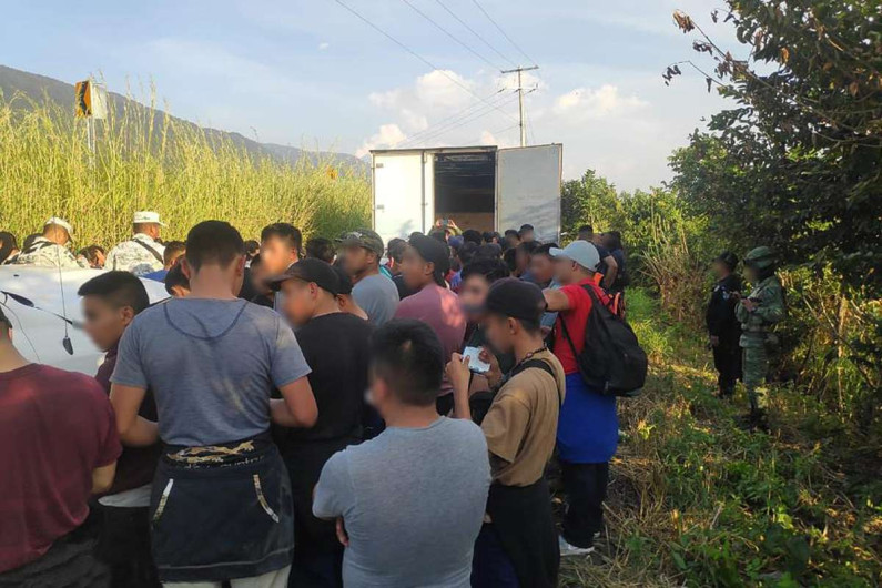 Vuelca camión de carga con 40 migrantes centroamericanos en Chiapas